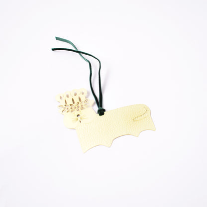 Guldigt hänge för granen i guld med grönt sammetsband