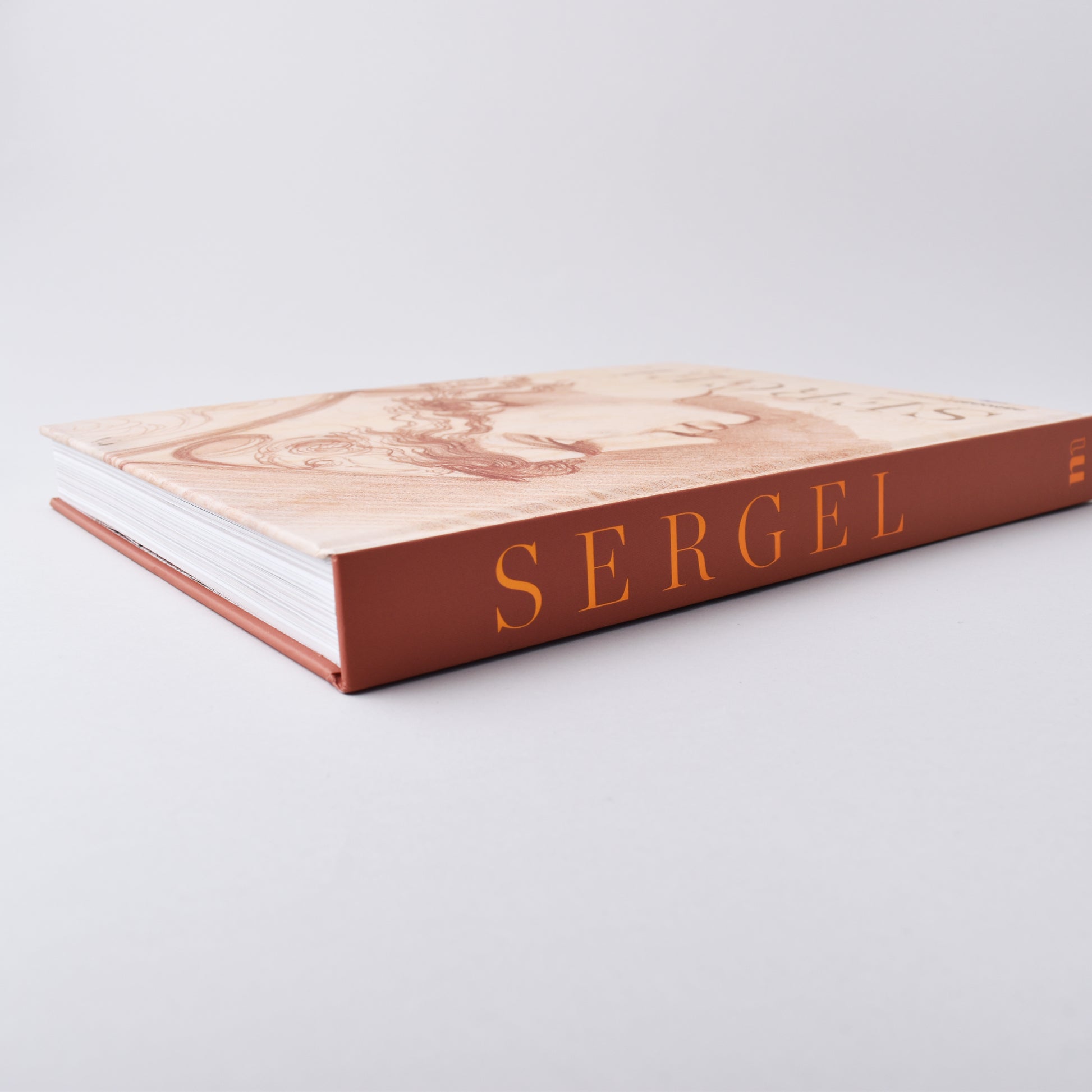 orange rygg med titeln Sergel på utställningskatalog utgiven av Nationalmuseum