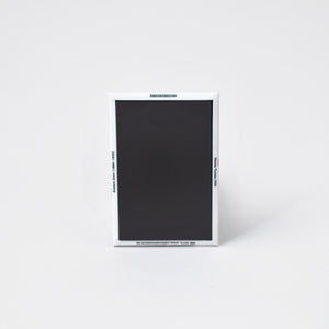 Svart baksida av magnet med motivet Hemlandstoner av Anders Zorn