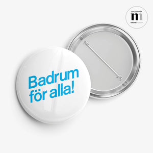 Rund pin med nål på baksidan i vitt med blå logga från Gustavsbergs utställning Badrum för alla