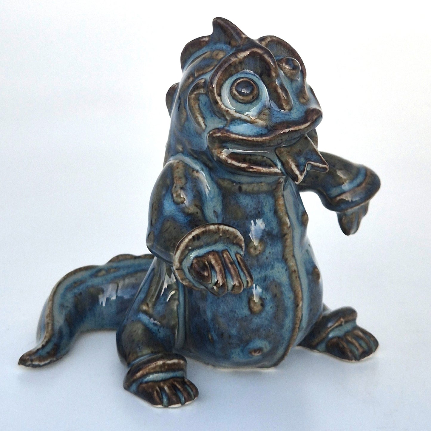 Drakvalpen pushi i blå glasyr av Wilhelm Kåge i Nationalmuseum shop