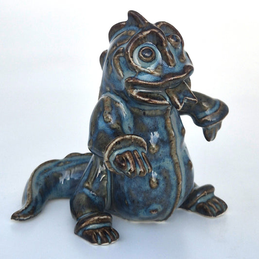 Drakvalpen pushi i blå glasyr av Wilhelm Kåge i Nationalmuseum shop