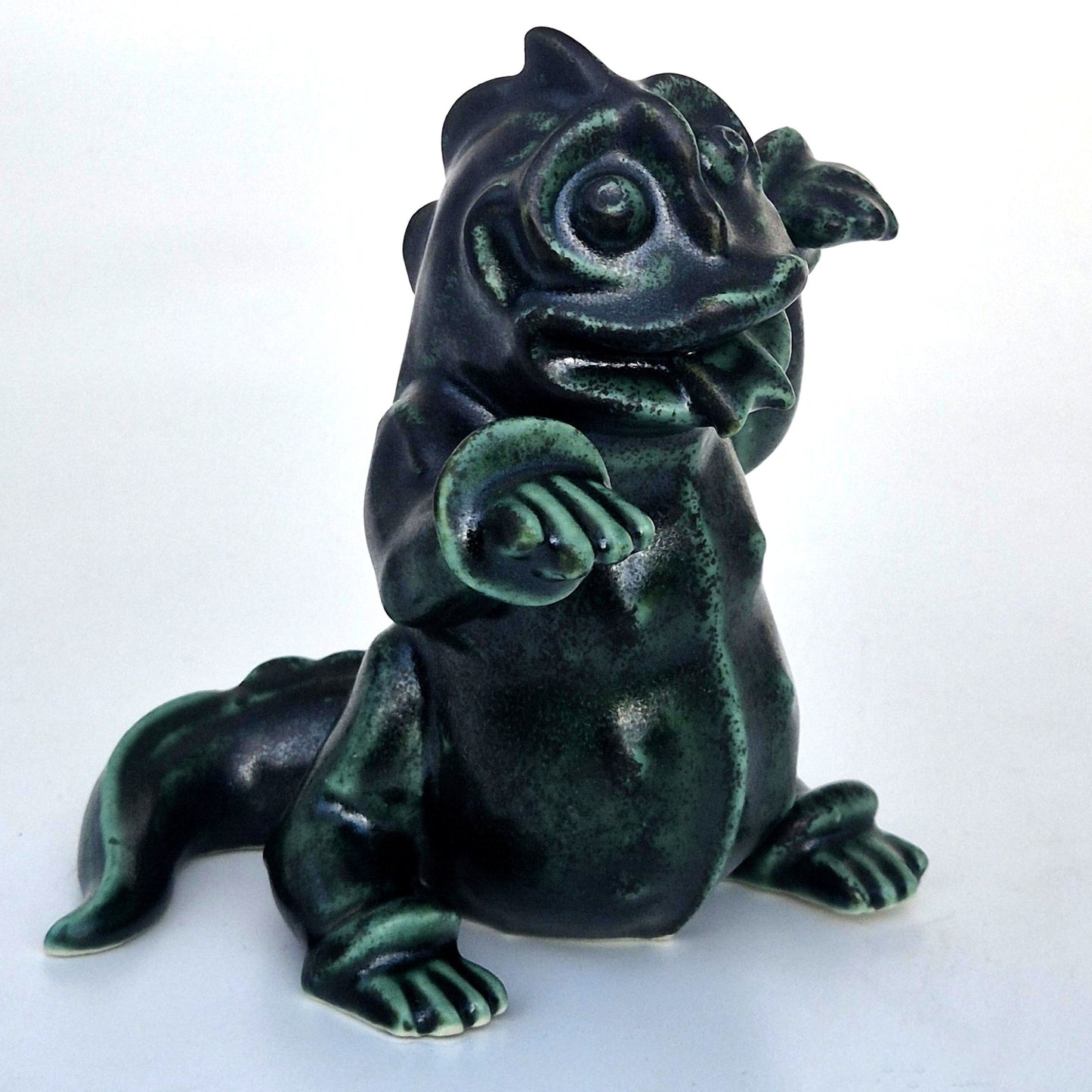 Grön drakvalp designad av Wilhelm Kåge i Nationalmuseum shop