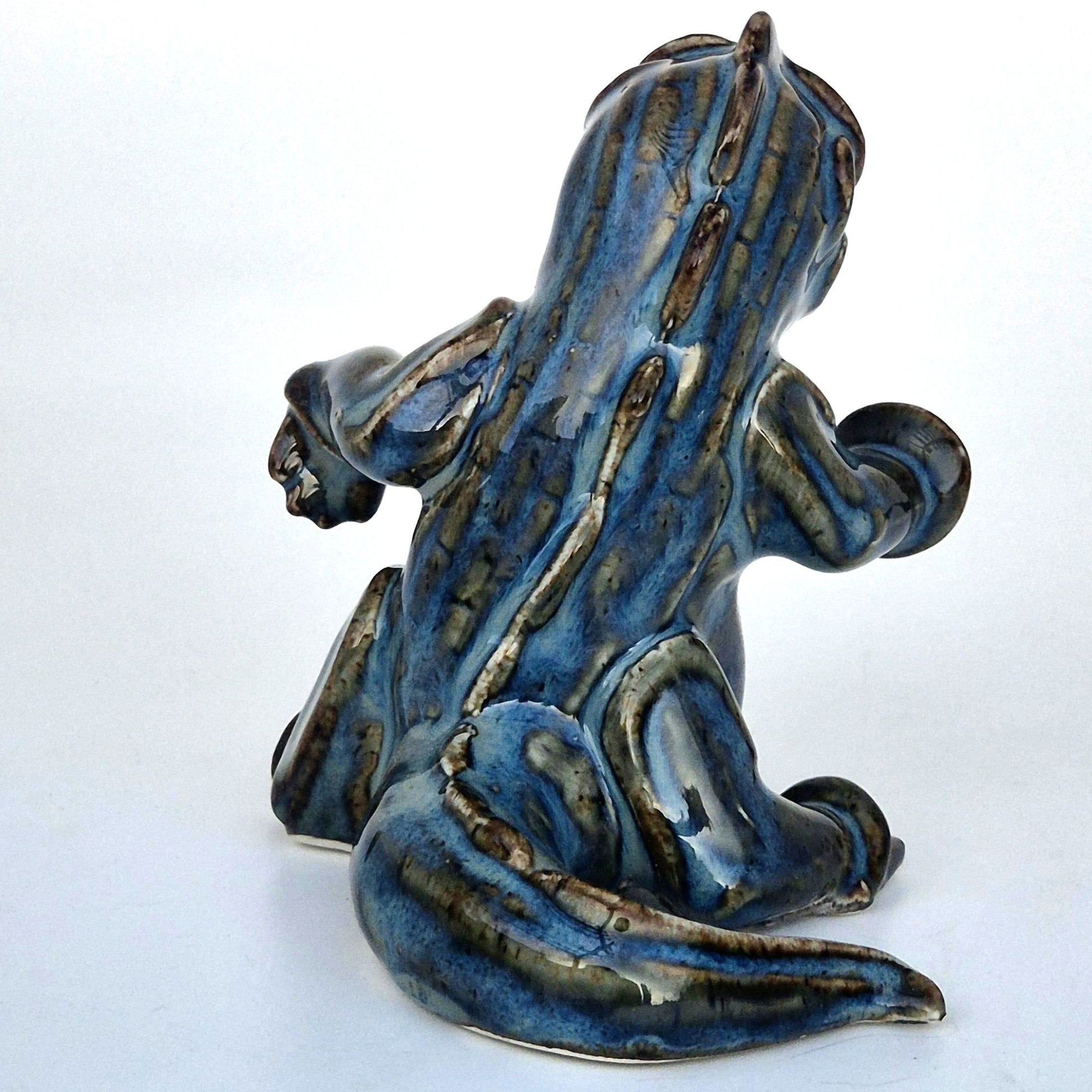 baksida av drakvalpen Pushi av Wilhelm Kåge i blått