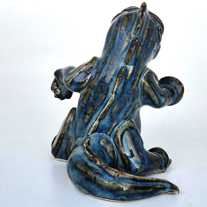 baksida av drakvalpen Pushi av Wilhelm Kåge i blått