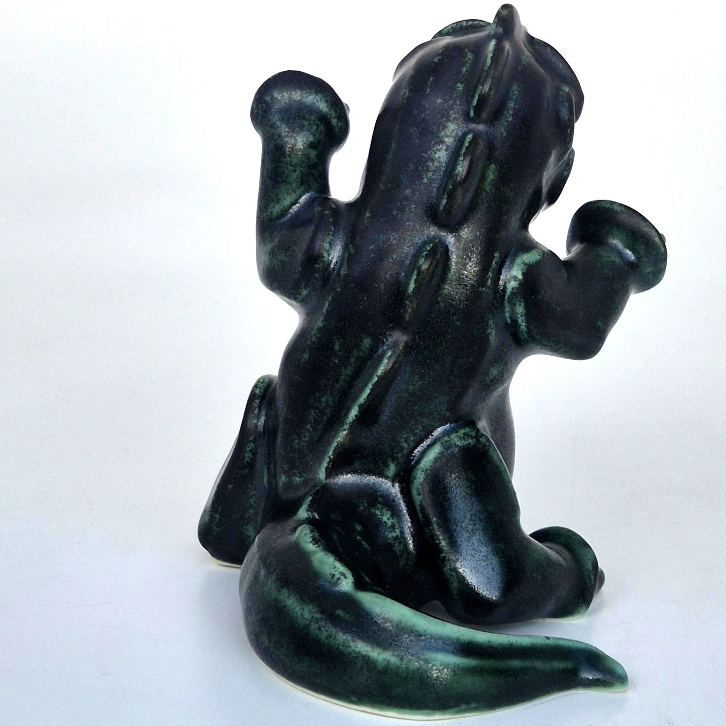 Baksida av drakvalpen Pushi av Wilhelm Kåge i grönt