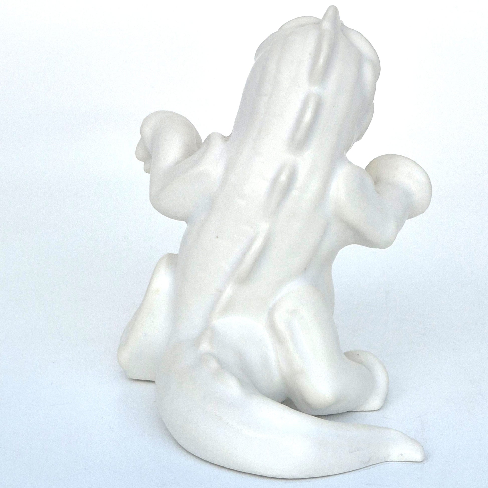 Baksida av Drakvalpen Pushi av Wilhelm Kåge i vitt