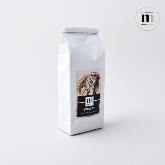 svart te i vit påse med teckning av Sergel från Nationalmuseum