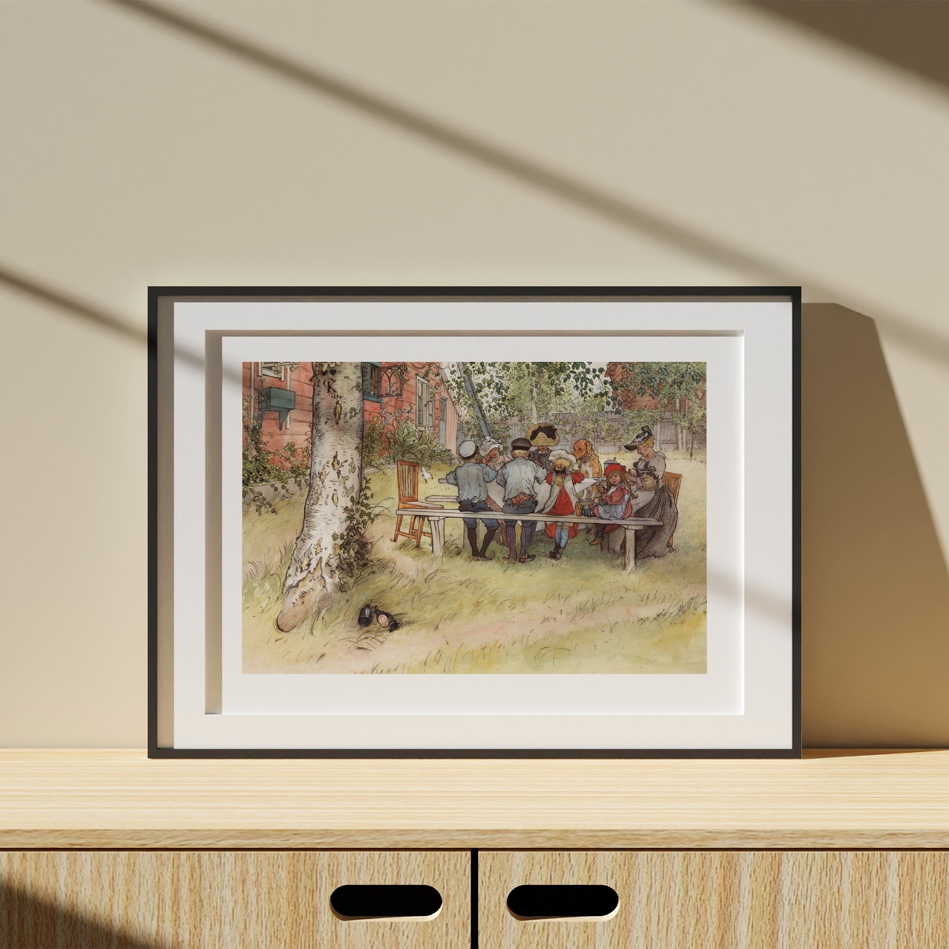 Poster med Carl Larssons frukost under stora björken i svart ram från Nationalmuseum