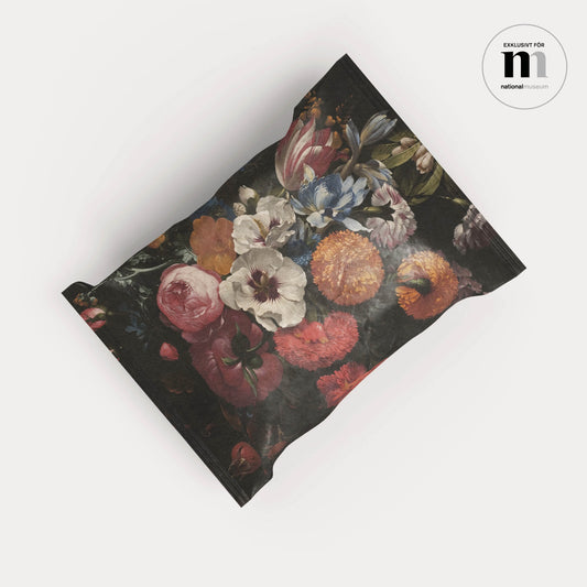 tvål i pappersförpackning med blomsterstilleben från Nationalmuseum