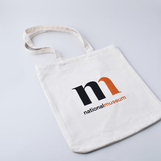 Baksida av tote bag med Natonalmuseums logga i svart och orange