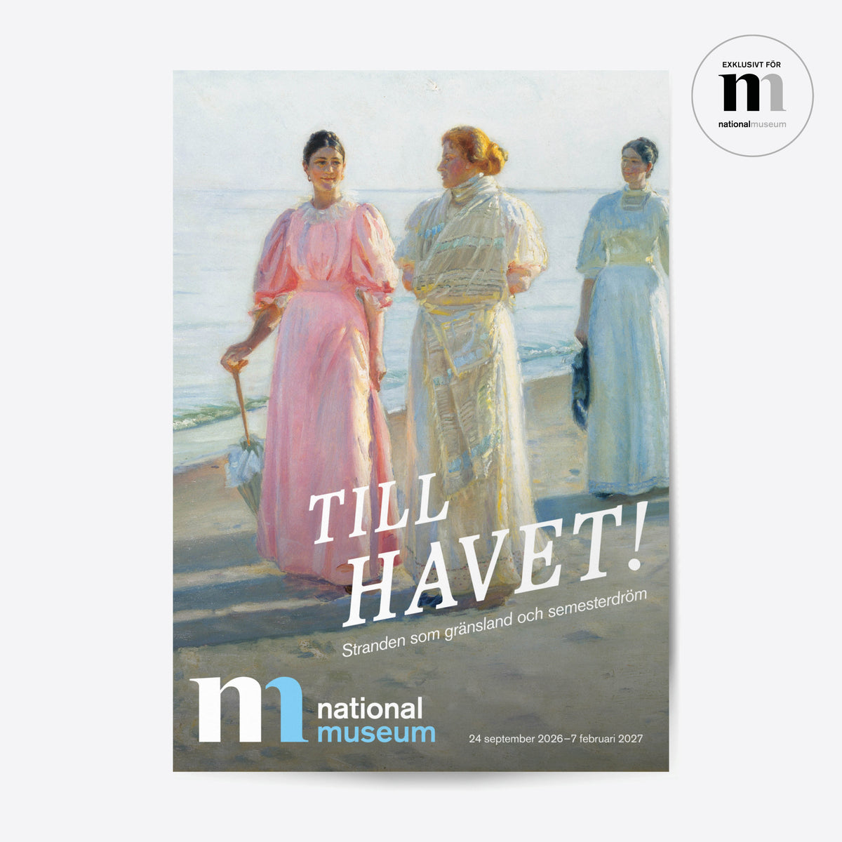 utställningsaffisch med tre kvinnor i vackra klänningar på en strand från utställningen Till havet på Nationalmuseum