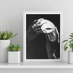 Ladda upp bild till gallerivisning, Liten poster med svartvitt foto av wilhelm kåges skål Cintra
