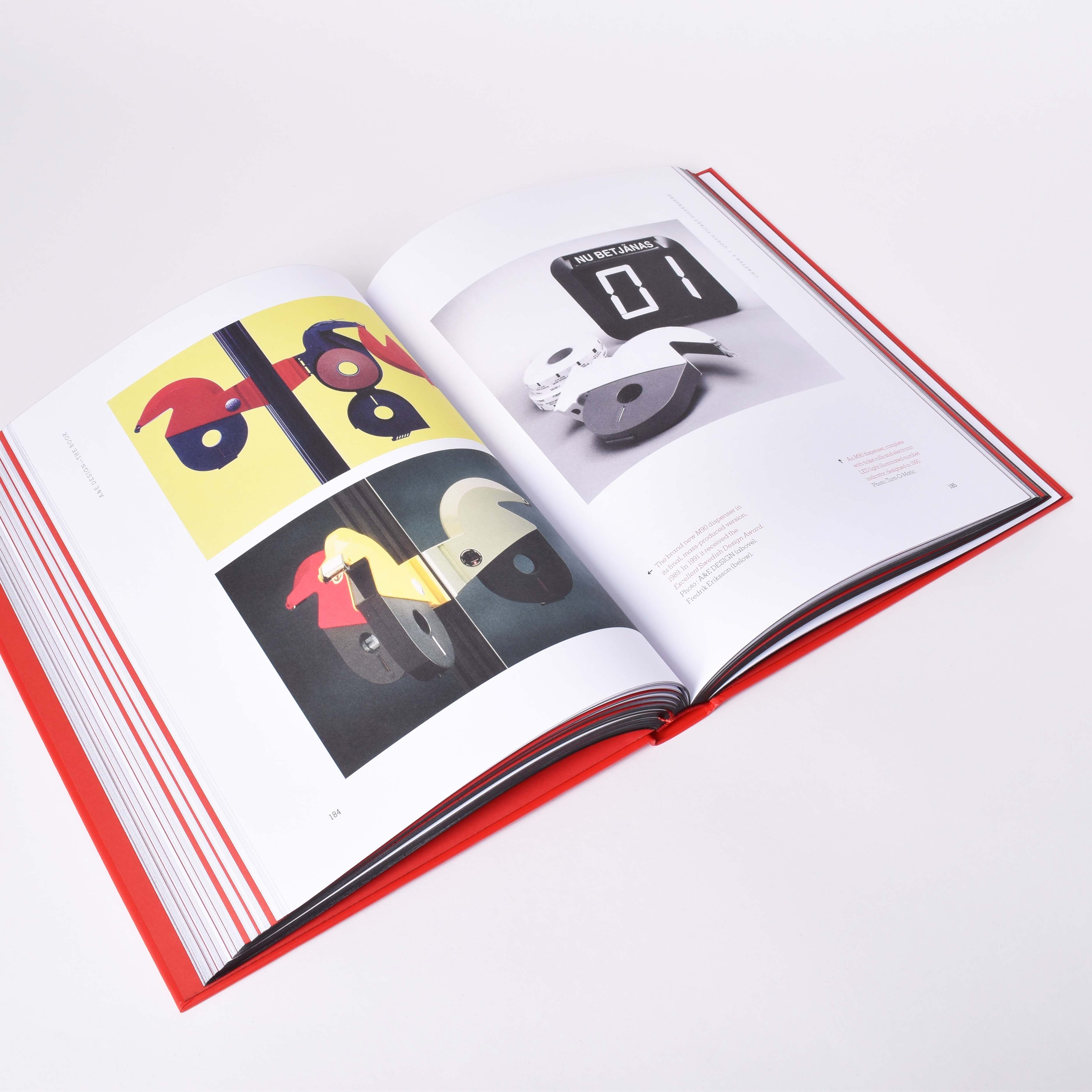 Insida i boken A&E design med bild på nummerlappsautomat