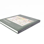 Ladda upp bild till gallerivisning, närbild på boken om carl larsson med omslag i grönt och bild på verket kräftfångst
