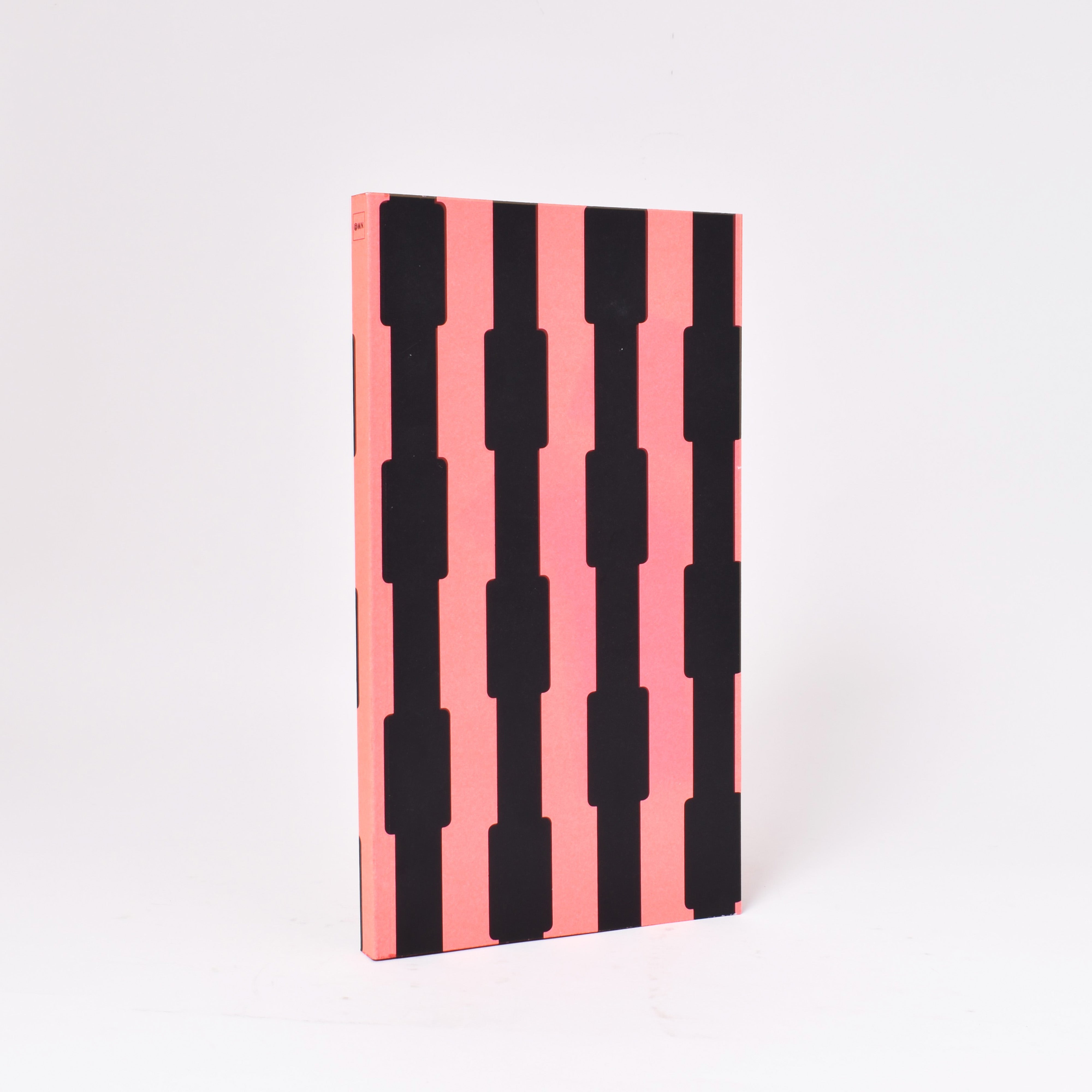 framsida till boken nationalmuseum design 2016-2017 med omslag i rosa med svart mönster