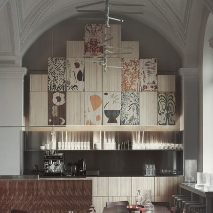 Skåpsluckor i Nationalmuseums restaurang skapde av tryckstockarna från de grafiska bladen. Foto: Pia Uhlin