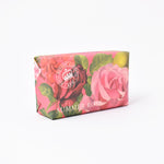 Ladda upp bild till gallerivisning, fast tvål i rosa pappersförpackning med rosor 
