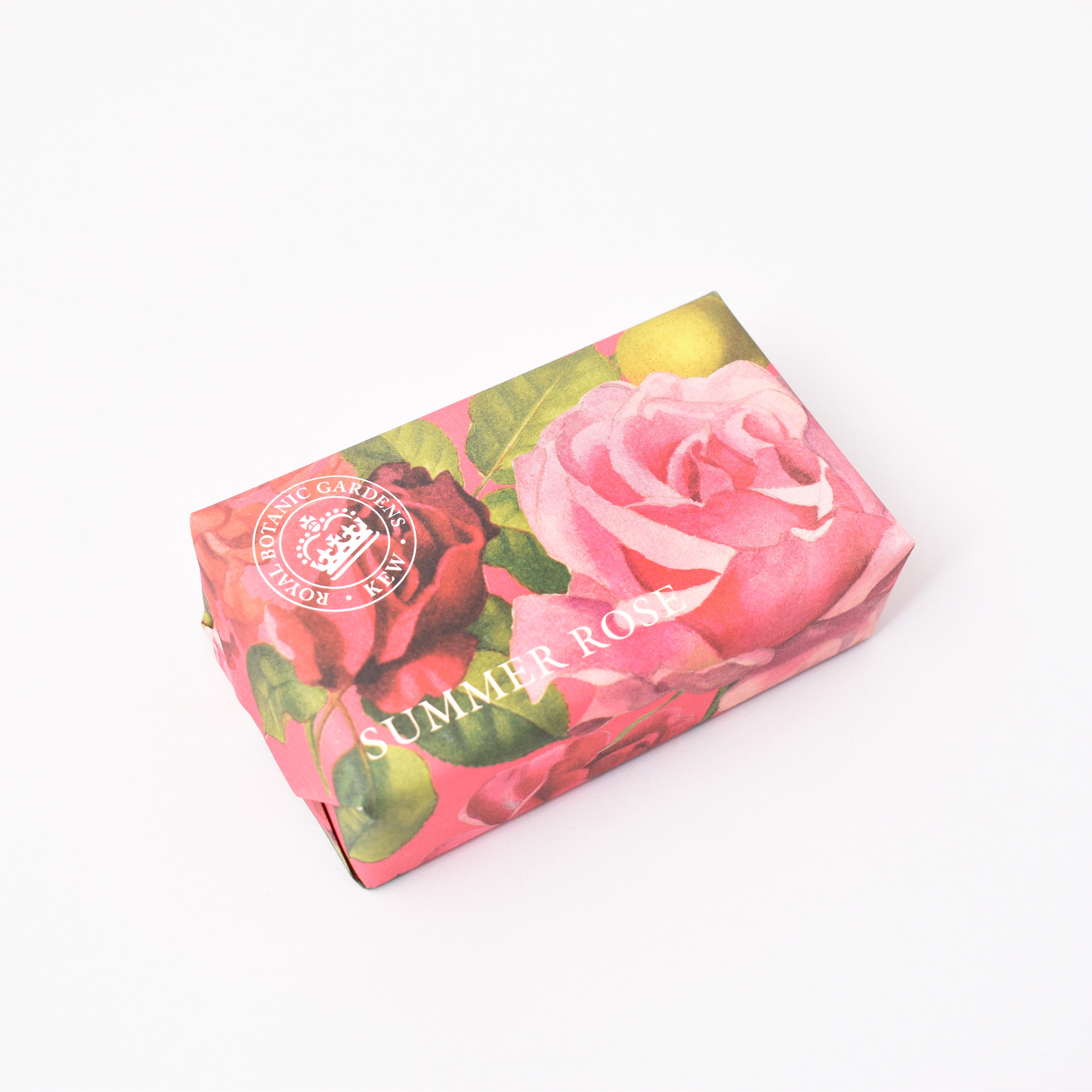 Tvål förpackad i papper med rosor på och texten Summer rose