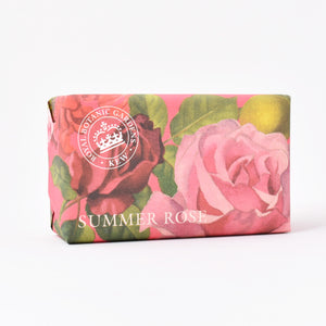 Fast tvål med doft från rosor förpackad i vackert papper