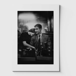 Svartvit poster med fotografi av ett par i Paris av Christer Strömholm