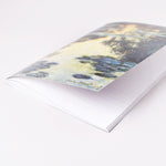 Ladda upp bild till gallerivisning, Anteckningsbok med linjerade sidor och målningen näckrosor av Claude Monet
