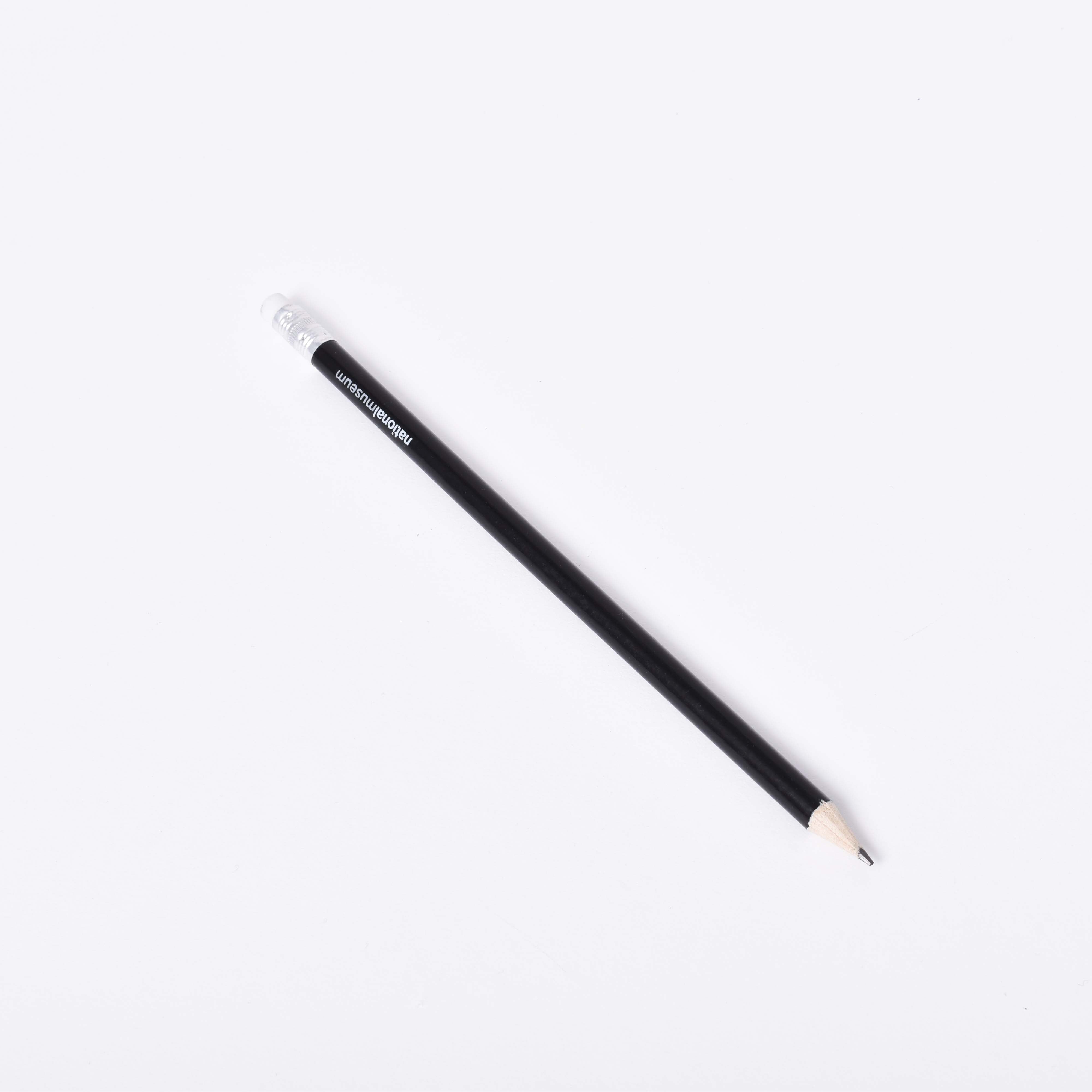 En svart blyertspenna med Nationalmuseums logga
