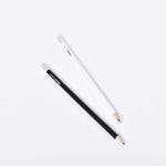 Ladda upp bild till gallerivisning, En svart och en vit blyertspenna med Nationalmuseums logga
