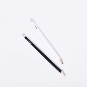 En svart och en vit blyertspenna med Nationalmuseums logga