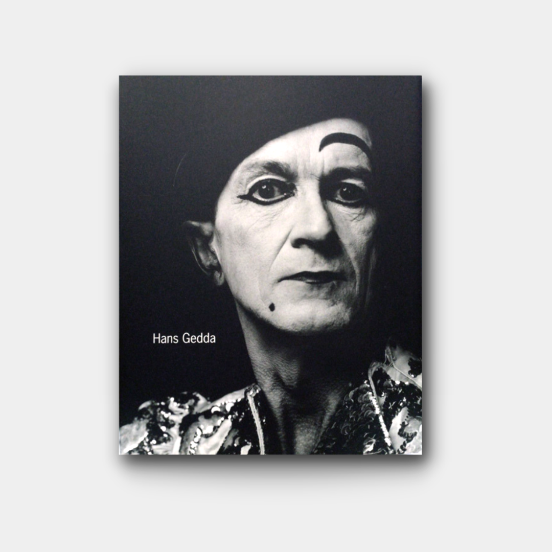 Framsida till fotoboken av Hans Gedda med svartvitt porträtt av fotografen själv