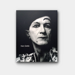 Ladda upp bild till gallerivisning, Framsida till fotoboken av Hans Gedda med svartvitt porträtt av fotografen själv
