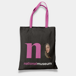 Ladda upp bild till gallerivisning, Svart shoppingkasse med rosa handtag och nationalmuseums logga med damen i slöjan
