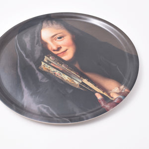 Rund bricka med Alexander Roslins målning Damen med slöjan från Nationalmuseum
