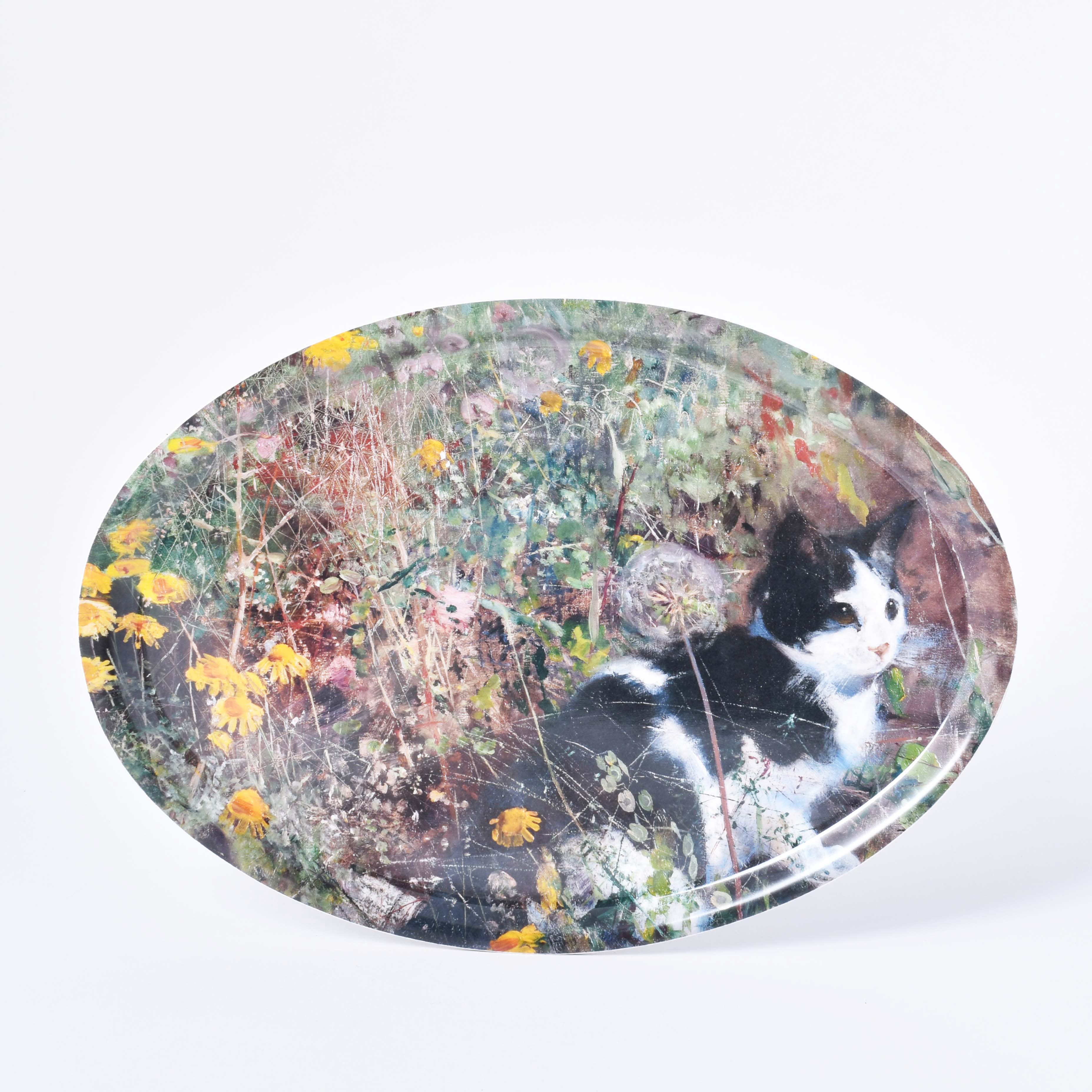 Oval bricka med motiv av Bruno Liljefors Katt på blomsteräng