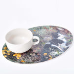 Ladda upp bild till gallerivisning, En vit kaffekopp på oval bricka med motiv av Bruno Liljefors Katt på blomsteräng
