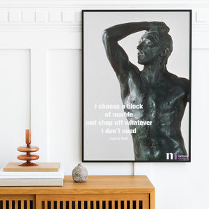 Poster med Rodins skulptur Bronsåldern i svart ram över träbänk