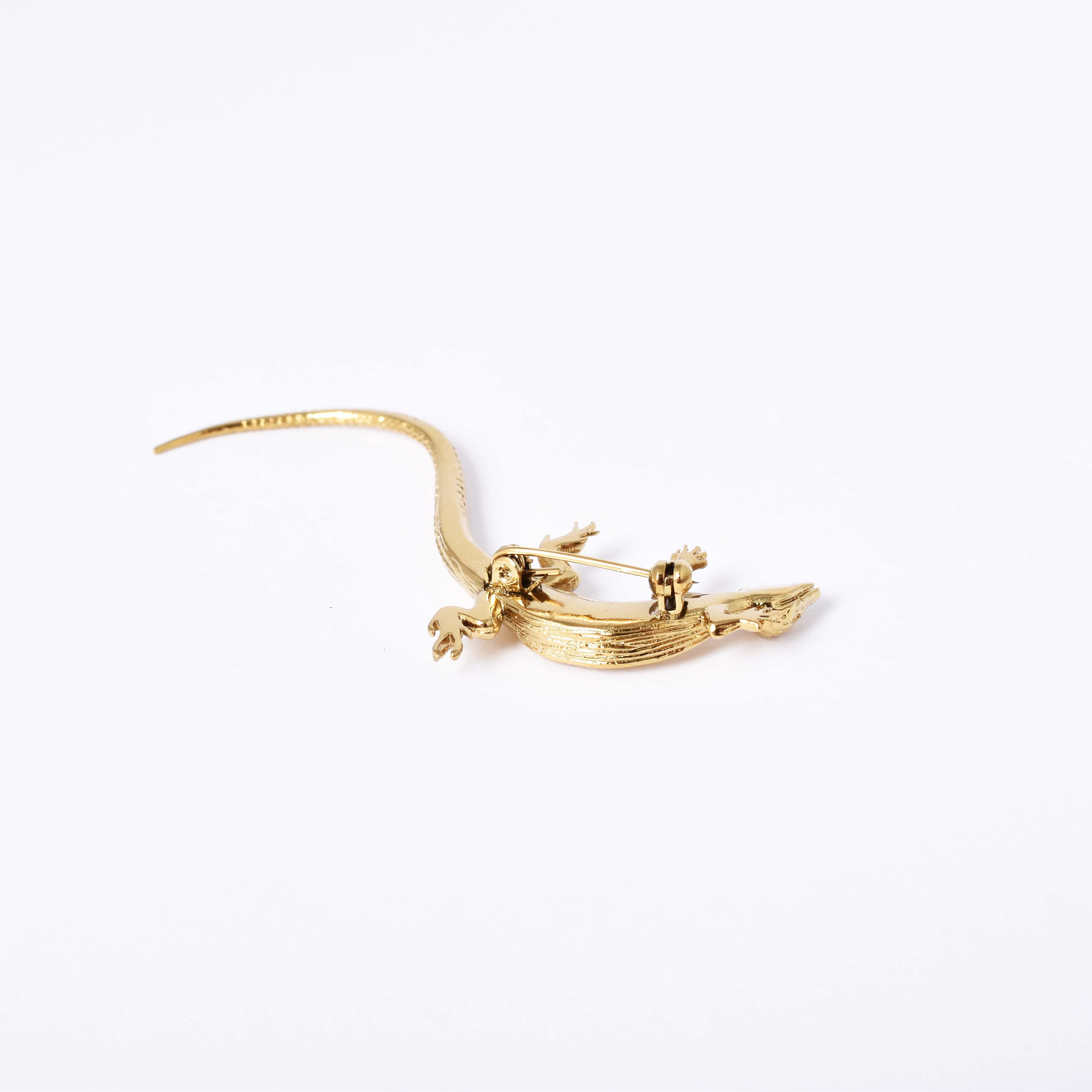 Undersidan med nål av brosch i form av en ödla i guldpläterad mässing