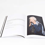 Ladda upp bild till gallerivisning, insida i boken crossing borders med porträtt av heidi freid
