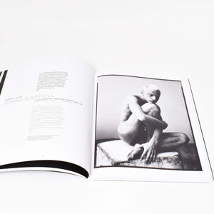 insida i boken crossing borders med svartvitt fotografi av jonas gardell