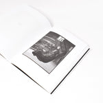 Ladda upp bild till gallerivisning, insida i boken dawid - men med svartvit bild på man i en stol
