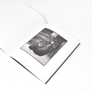 insida i boken dawid - men med svartvit bild på man i en stol