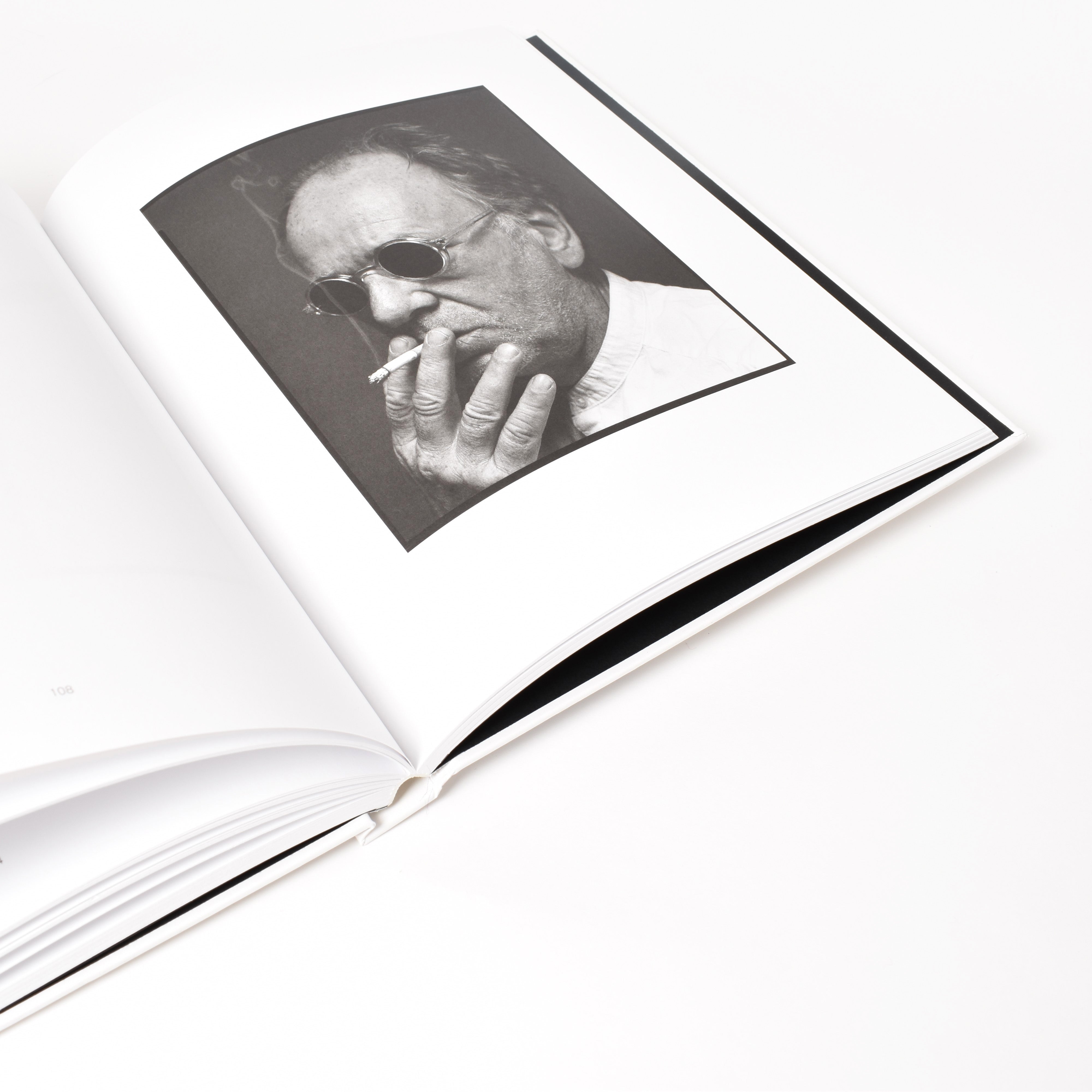 insida i boken dawid - men med svartvitt fotografi av en man som röker
