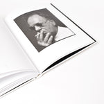 Ladda upp bild till gallerivisning, insida i boken dawid - men med svartvitt fotografi av en man som röker
