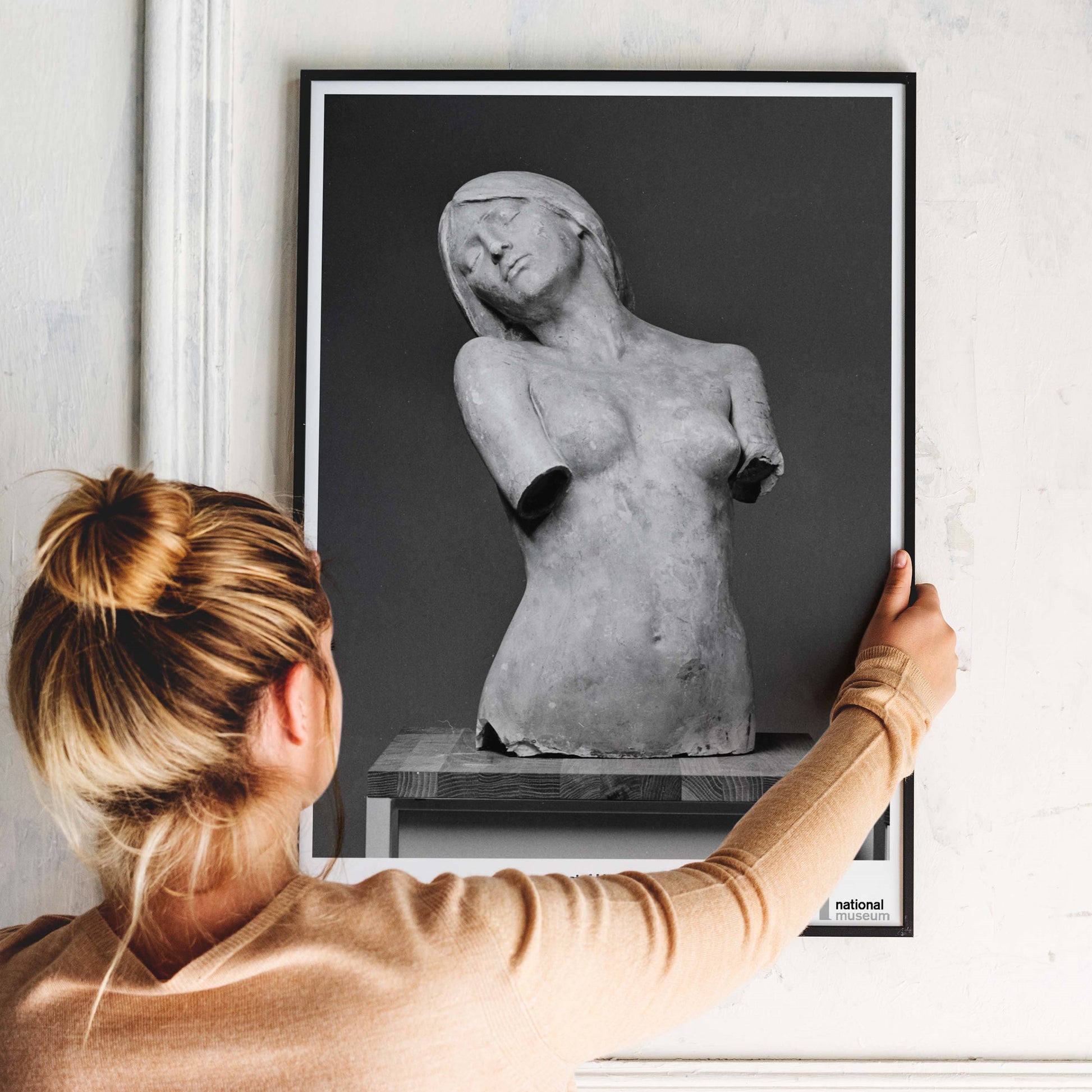Svartvit Poster med Skulpturen dimman i svart ram