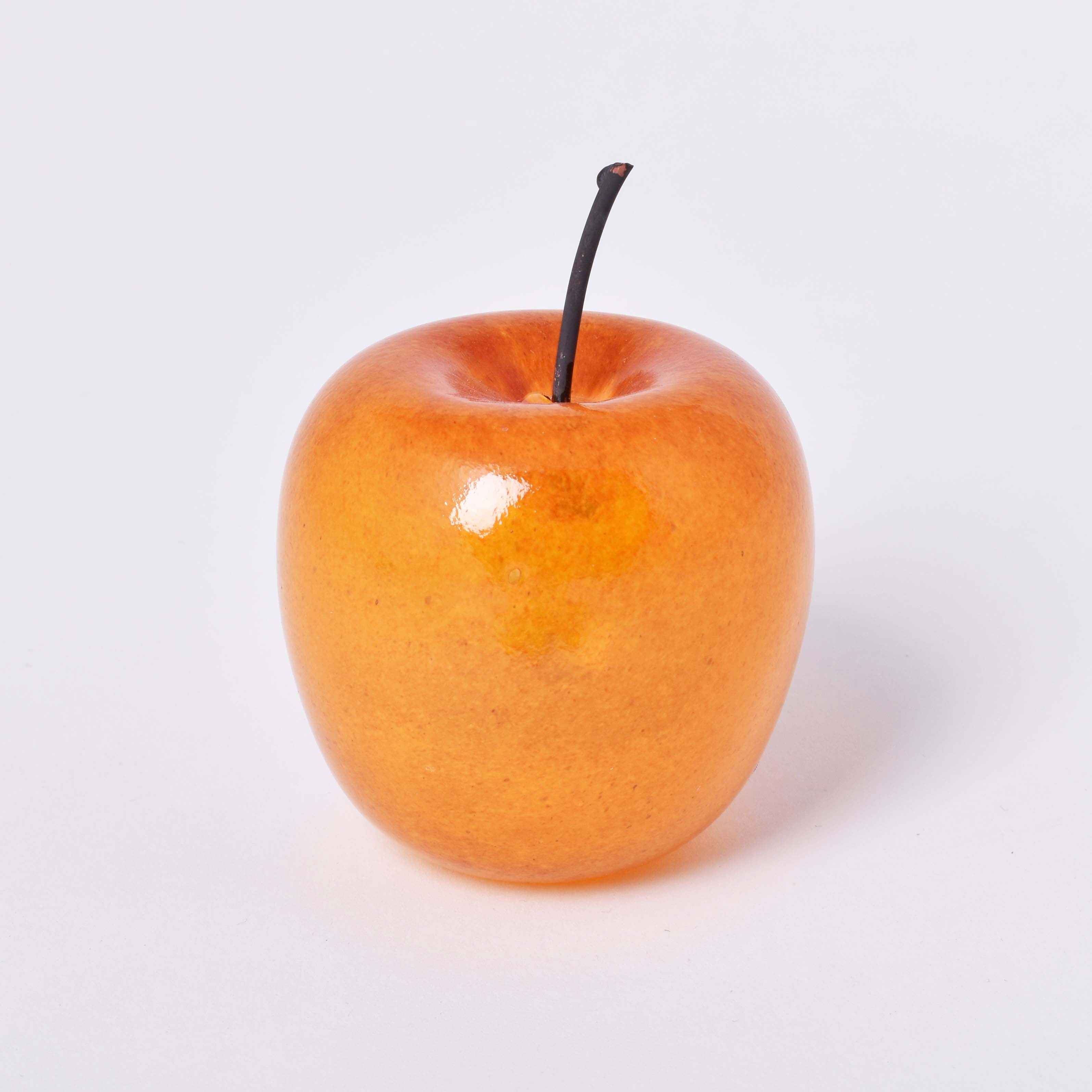 Orange äpple i glas med skaft i koppar av Gunilla Kihlgren