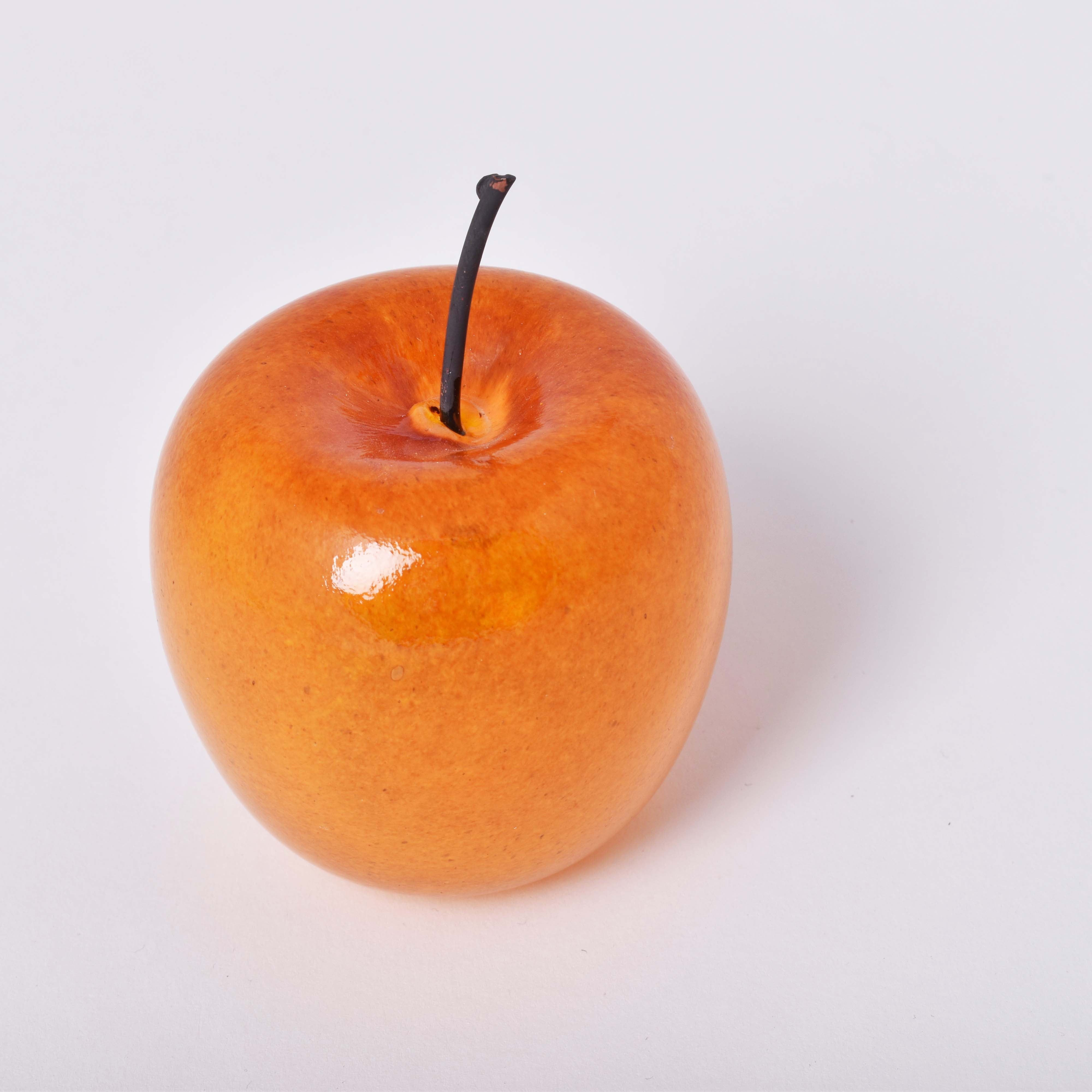 Orange äpple i glas med skaft i koppar av Gunilla Kihlgren