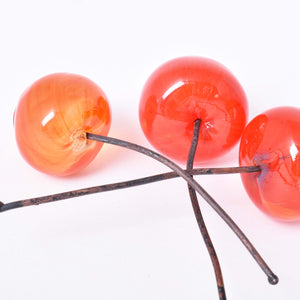 Tre röda körsbär i glas med skaft i koppar av Gunilla Kihlgren