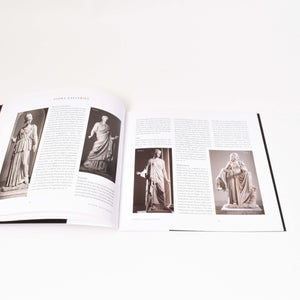 Insida i boken Gustav III:s antikmuseum av NAtionalmuseum med svartvita bilder på skulpturer
