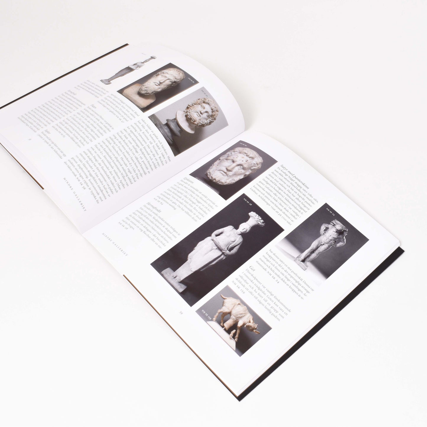 Insida till boken Gustav III antikmuseum med bilder från samlingen