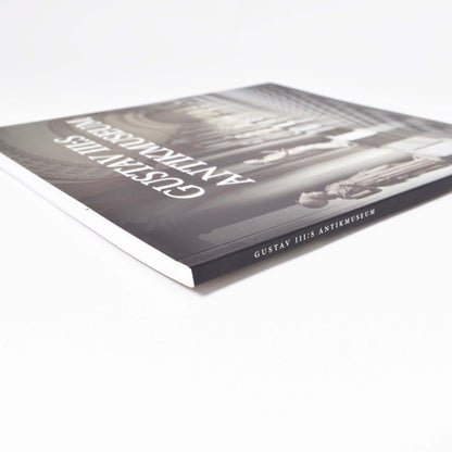 Närbild på den lilla boken Gustav III:s antikmuseum